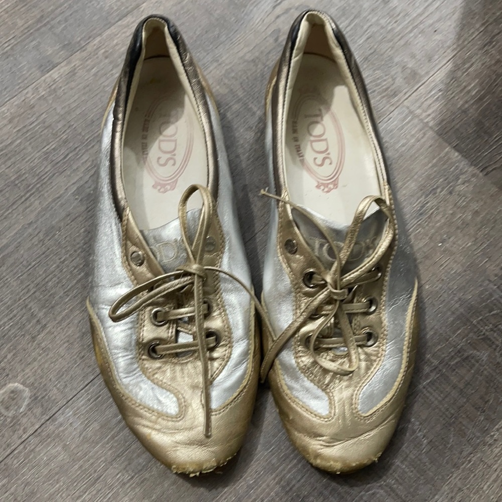 Authentic Tods shoes is size 7